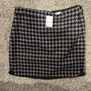 J CREW NWT houndstooth mini skirt. Never been worn. Perfect for fall/winter.